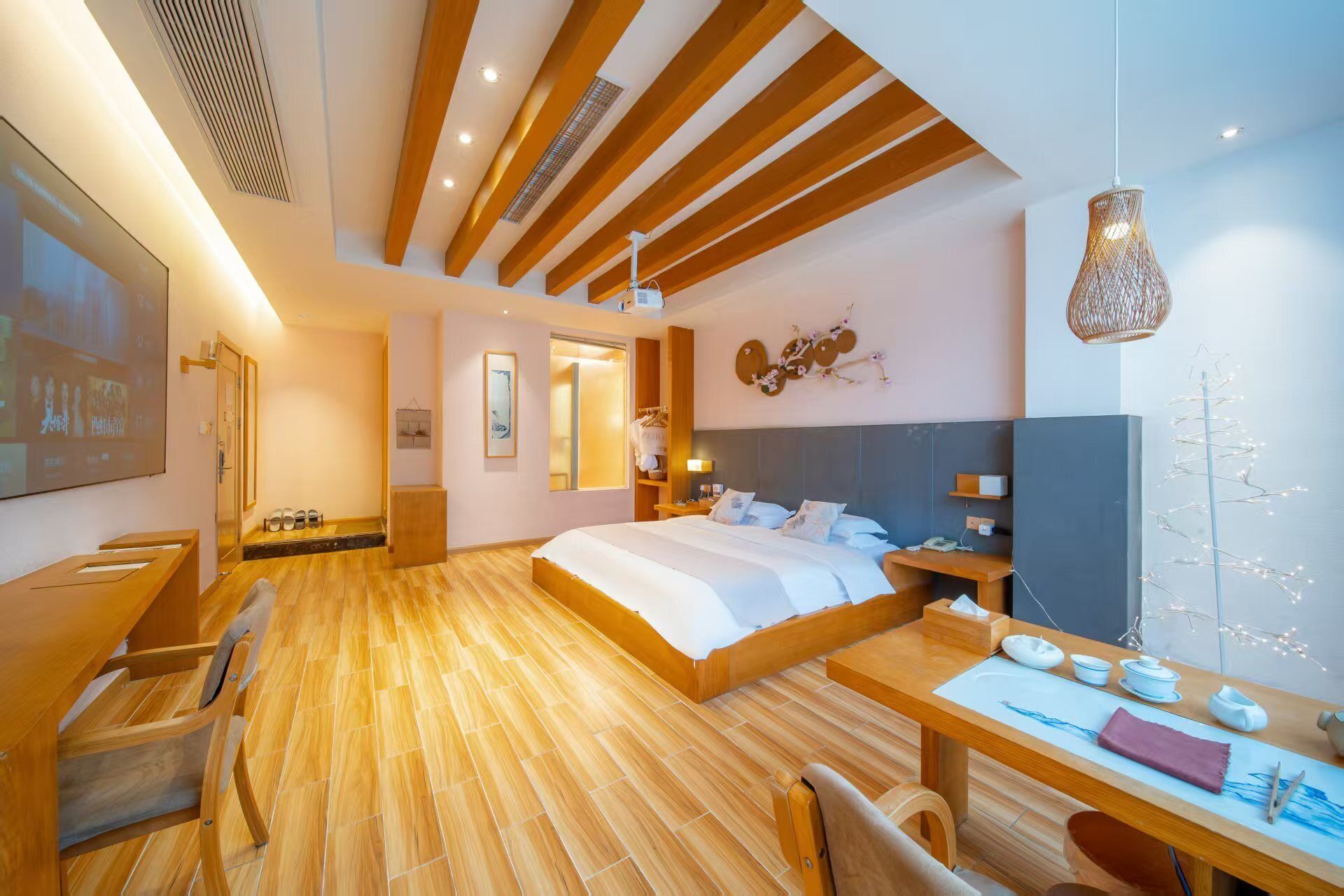 Deluxe Room | Desk, blackout drapes, soundproofing, free WiFi