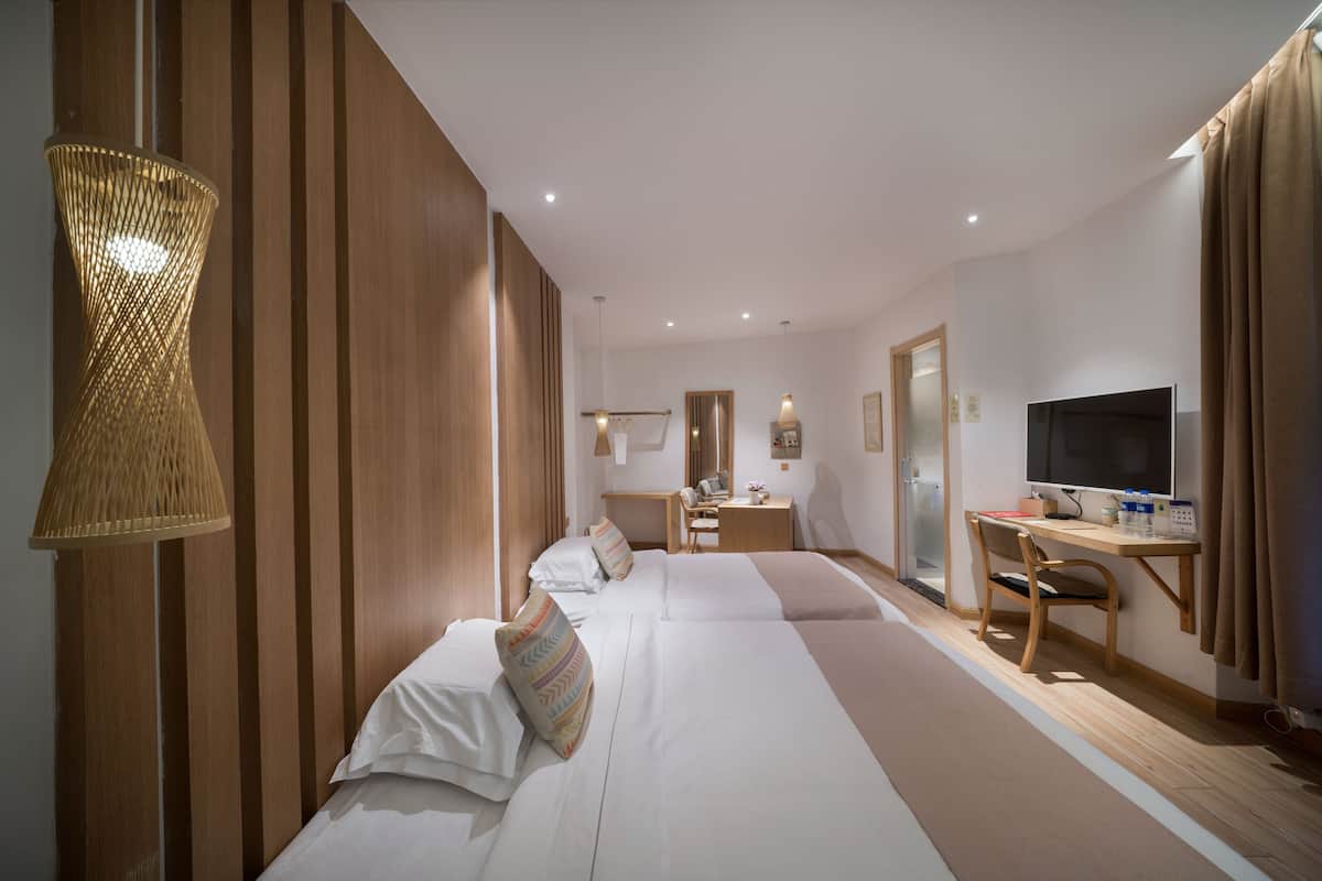 Family Room (Standard) | Desk, blackout curtains, soundproofing, free WiFi