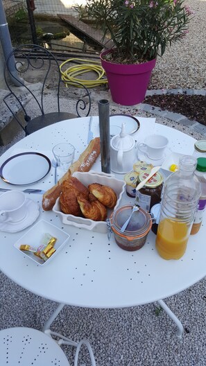 Free daily continental breakfast
