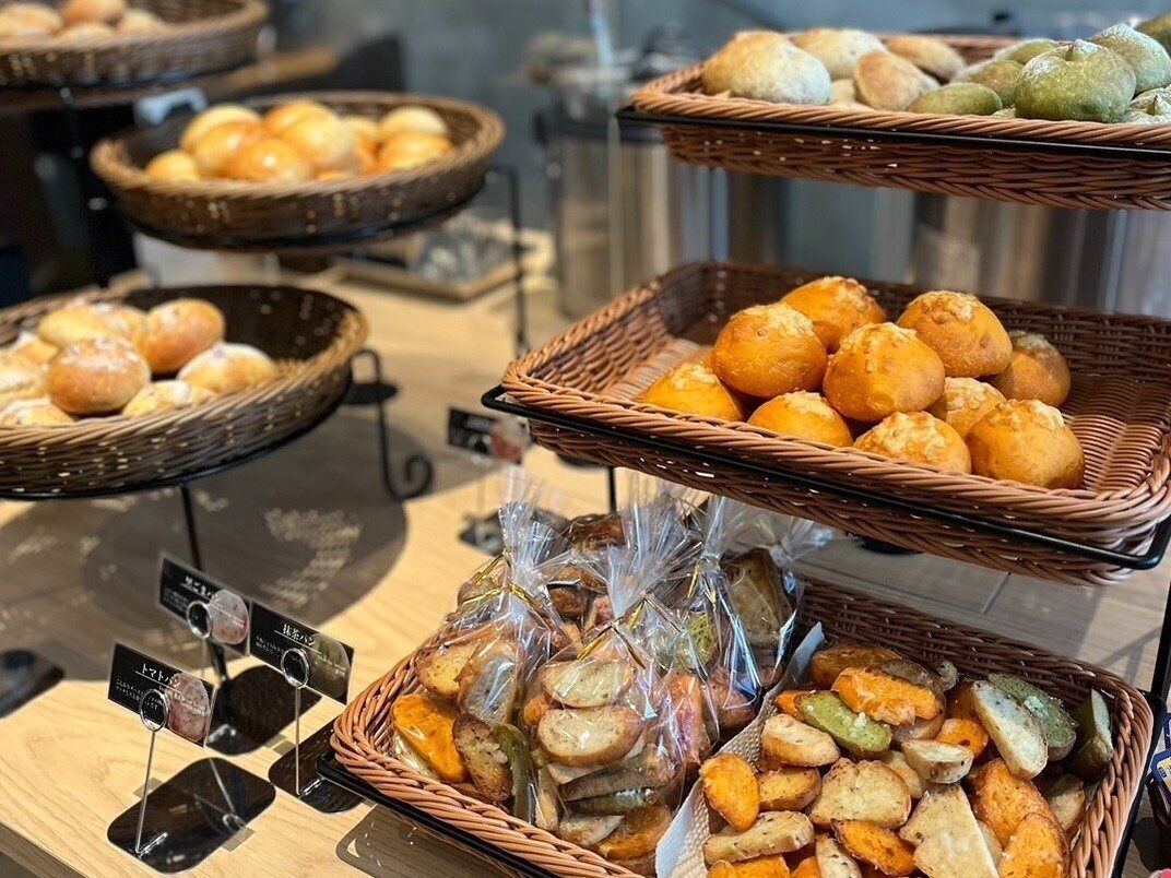 Une variété de produits de boulangerie et de pâtisserie présentés dans des paniers.