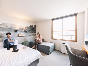 A hotel room with a bed, a desk, a chair, and a large window. - Hotel Relief Kokura Annex (Kitakyushu)