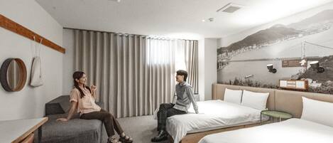 Une chambre d’hôtel avec deux lits, une grande fenêtre avec des rideaux, un climatiseur fixé au mur et une fresque représentant un pont.