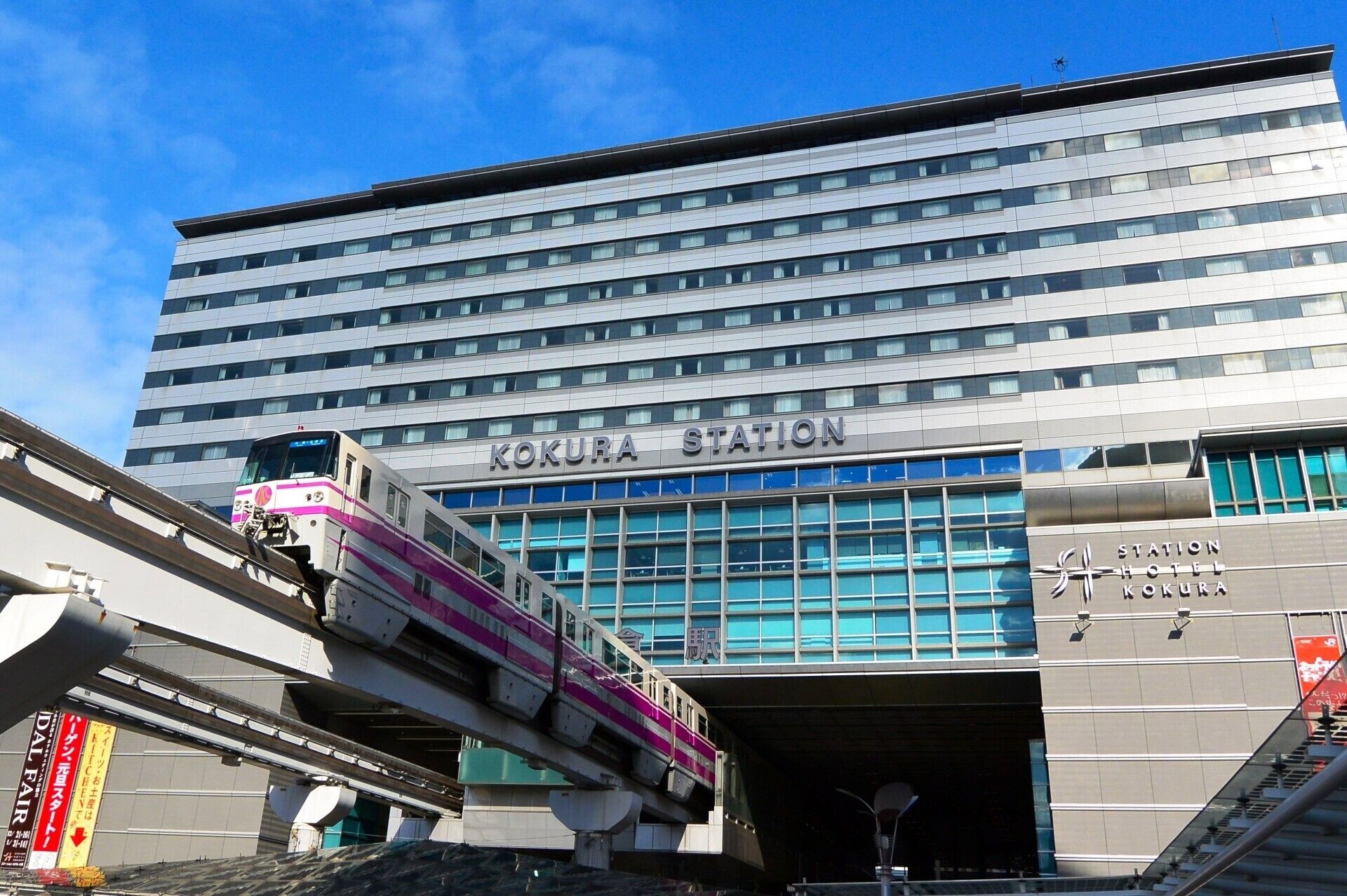 Un edificio moderno con un letrero que indica 