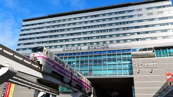 Un edificio moderno con un letrero que indica