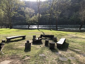 Property grounds - White River Fishing Lodge, Overlooking the River w/Private Landing & Boat Ramp (Flippin)
