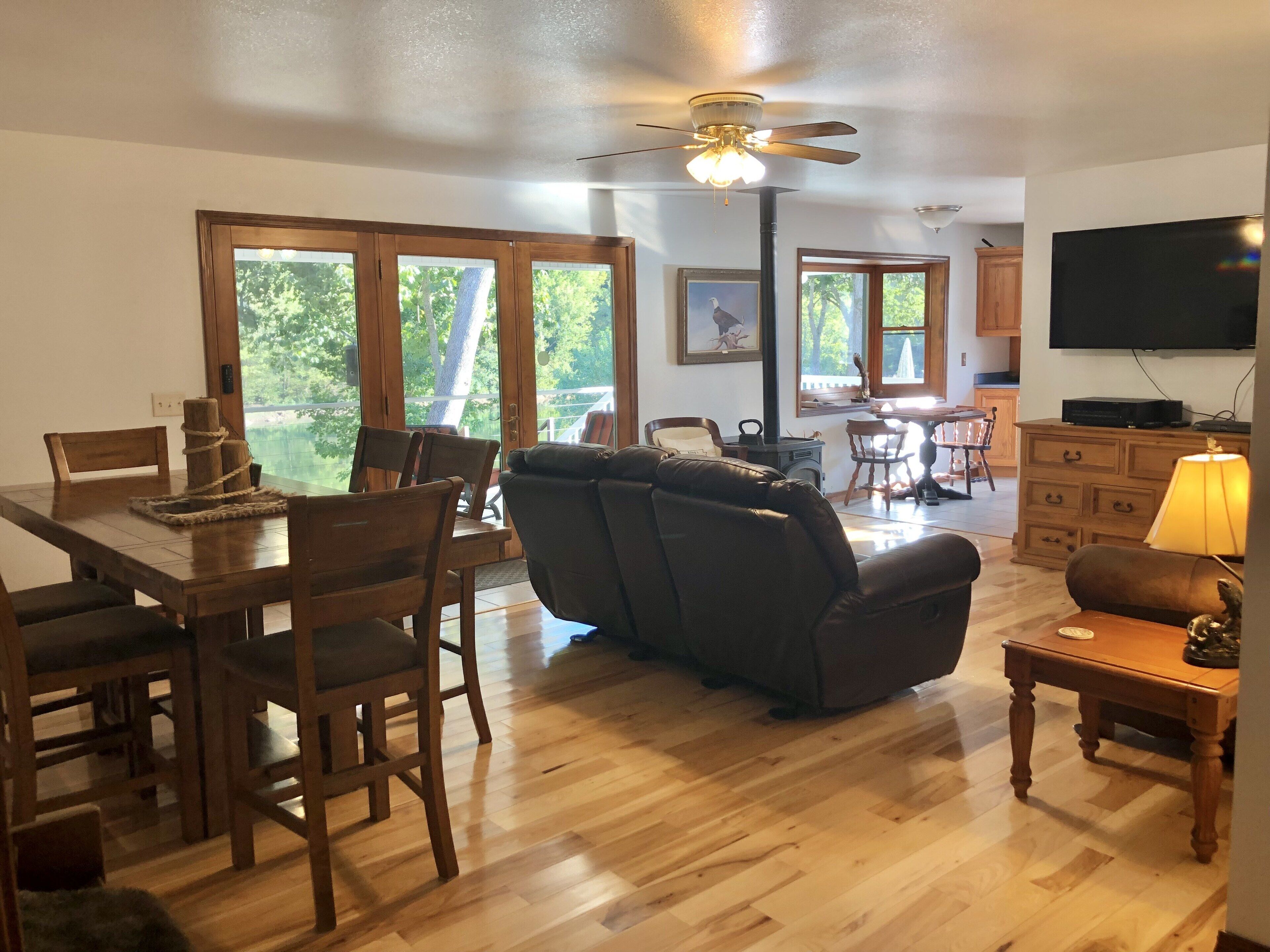 Télévision, lecteur de DVD, livres