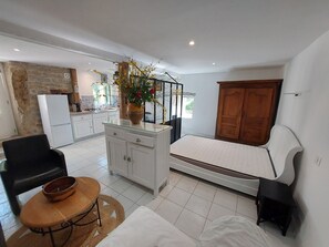 4 bedrooms, iron/ironing board, WiFi