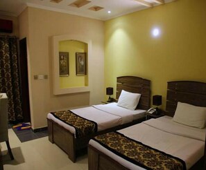 Apartamento, varias camas | Servicio de comidas en la habitación