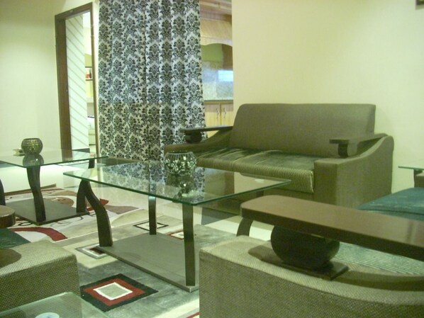 Departamento, varias camas | Área de sala de estar