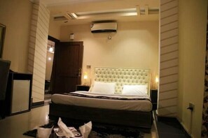 Leilighet, flere senger | Safe på rommet, strykejern/-brett, wi-fi (inkludert) og rullestolvennlig