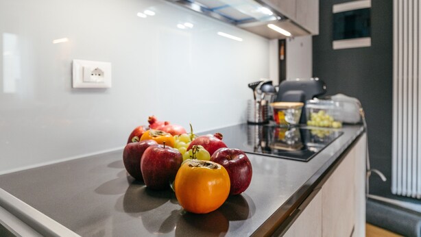 Eine Küchenarbeitsplatte mit Obst und einem Wasserkocher.