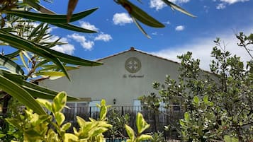 Ein Gebäude mit einem Schild, auf dem "Le Cabernet" steht, und einem runden Emblem an der Fassade.