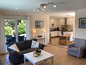 DVD-spiller, bordtennis og stereoanlegg