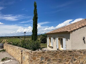 Property grounds - Comfortable villa with jacuzzi (Montbrun-des-Corbières)