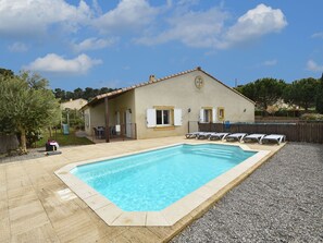 A heated pool, pool loungers - Comfortable villa with jacuzzi (Montbrun-des-Corbières)