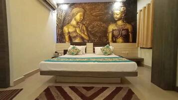 Premium AC | In-room safe, desk, soundproofing, free WiFi