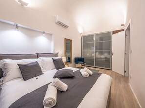 2 chambres, coffres-forts dans les chambres, fer et planche à repasser