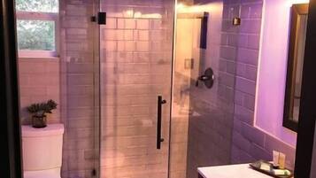 Suite estudio Deluxe, 1 cama Queen size, vista al viñedo | Baño | Amenidades de baño de diseñador, secadora de cabello, toallas, jabón