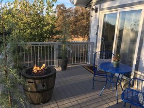 Studiosvit Deluxe - 1 queensize-säng - utsikt mot vingård | Terrass/Patio