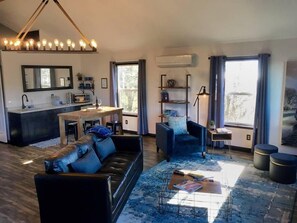 Studiosvit Deluxe - 1 queensize-säng - utsikt mot vingård | Sängtillbehör av högsta kvalitet, individuell inredning och unika möbler