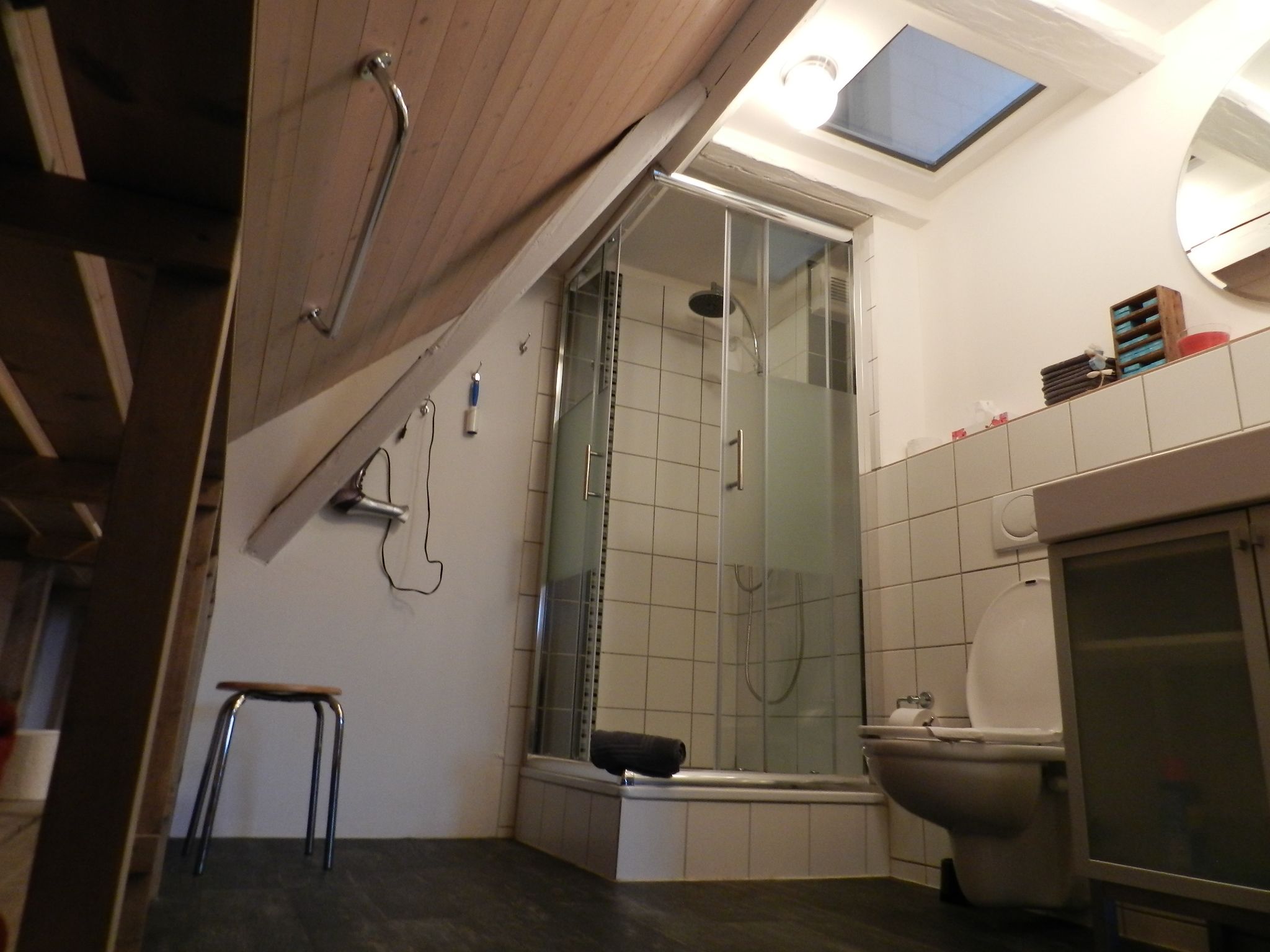 Un baño moderno con ducha de vidrio, inodoro y bañera.