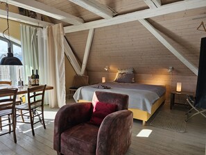 Design Studio (2) | Egyptian cotton sheets, premium bedding, pillowtop beds, minibar - Blue Wall BnB - business apartments (Gebenstorf)