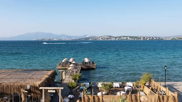 Plage privée, sable blanc, chaises longues, parasols