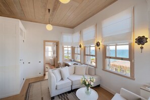 Phòng Suite có tầm nhìn toàn cảnh, 1 giường cỡ king, quang cảnh biển, sát bãi biển | 1 phòng ngủ, két bảo mật tại phòng, trang trí khác biệt