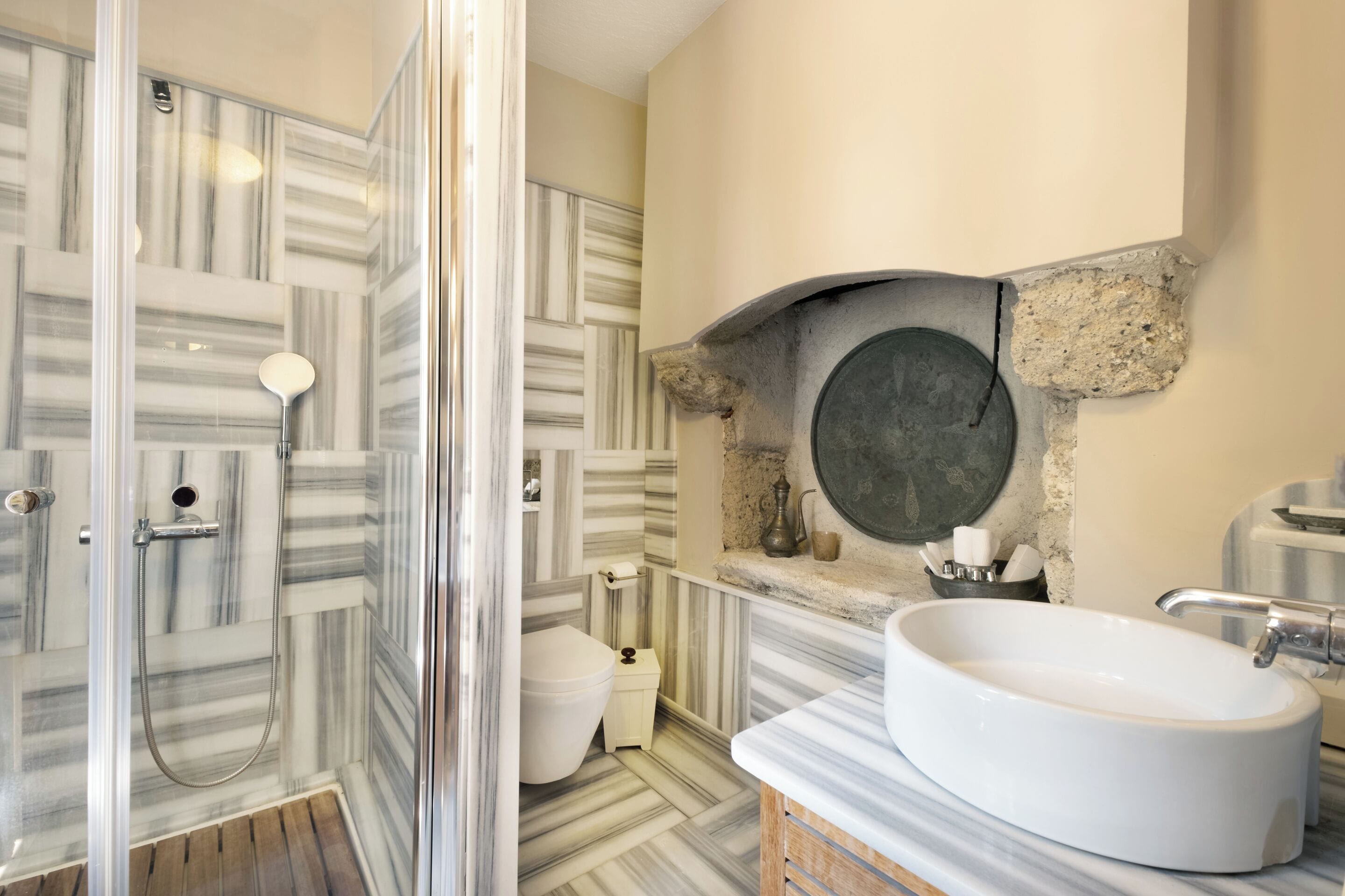 classic room | bathroom | separate bathtub and shower, free toiletries, hair dryer, slippers