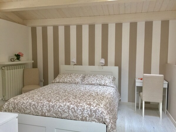 1 bedroom, bed sheets