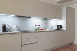 Frigorifero, microonde, piano cottura, lavastoviglie