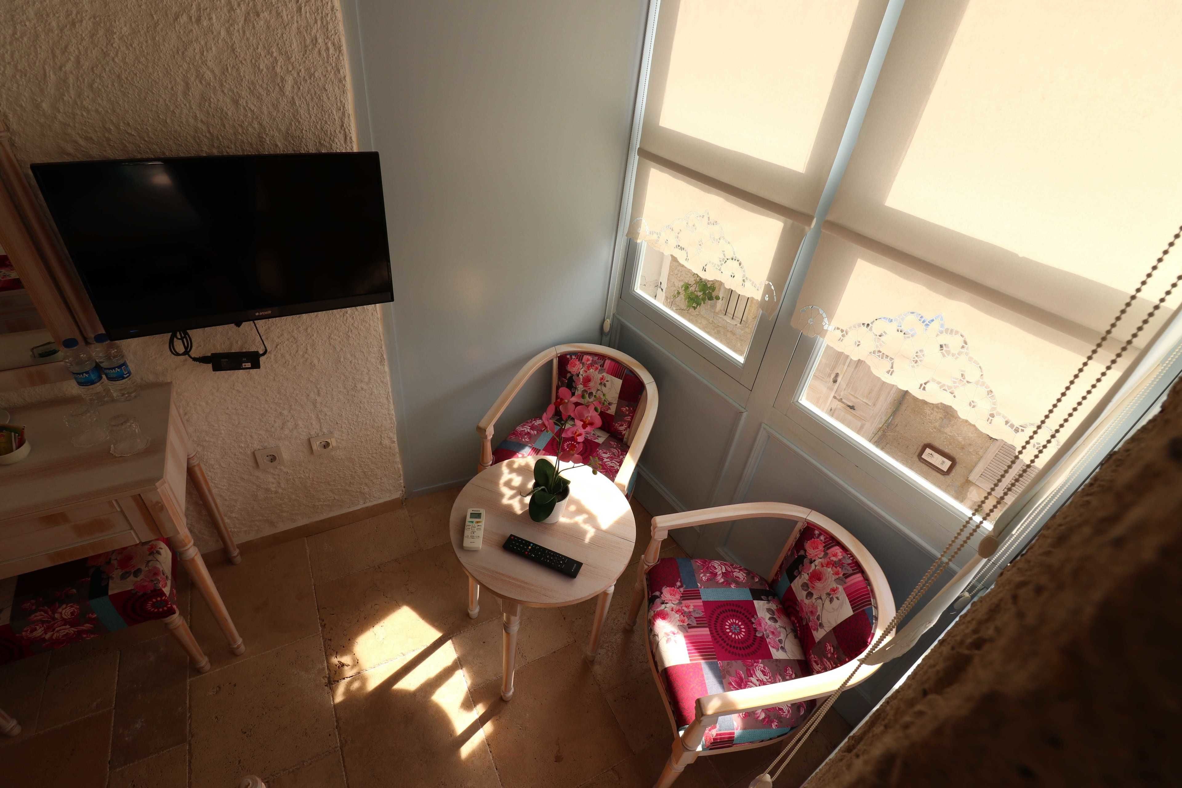 design room | living area | 31-inch lcd tv with satellite channels, tv, books