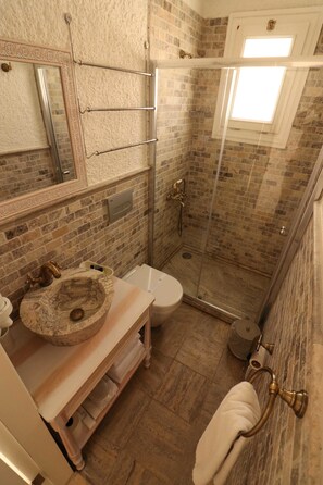 Shower, hydromassage showerhead, designer toiletries, hair dryer - Galya Otel Alacati (Cesme)