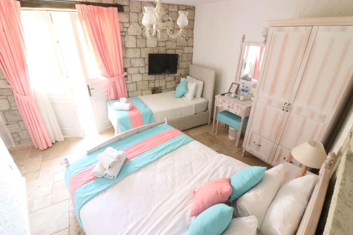 Comfort Triple Room | 1 bedroom, Egyptian cotton sheets, premium bedding, Tempur-Pedic beds