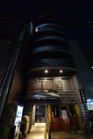 숙박 시설 정면 - 저녁/밤