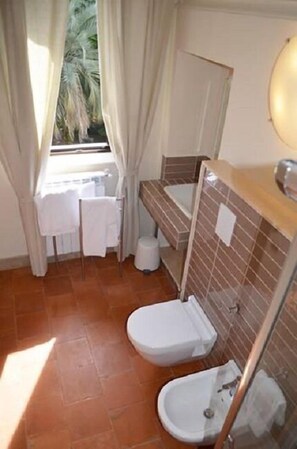 Deluxe Suite, Garden View | Bathroom | Shower, hair dryer, bidet, towels - Casale Colleoni (Tivoli)