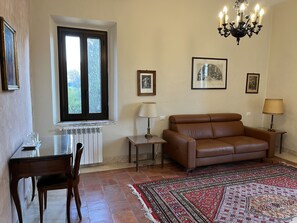 Suite – deluxe, hageutsikt | 1 soverom, sengetøy av topp kvalitet, wi-fi (inkludert) og sengetøy