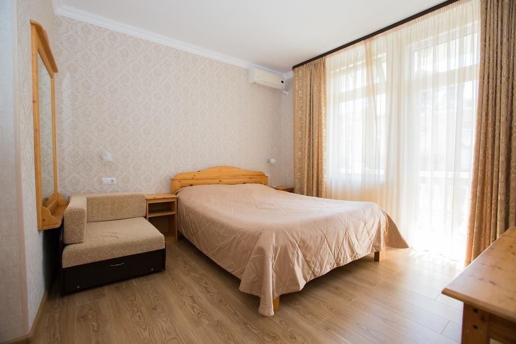 Habitación triple estándar | Tabla de planchar con plancha, wifi gratis, ropa de cama