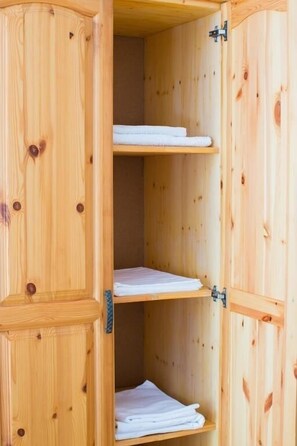 Habitación triple estándar | Área de sala de estar | Televisión de pantalla plana