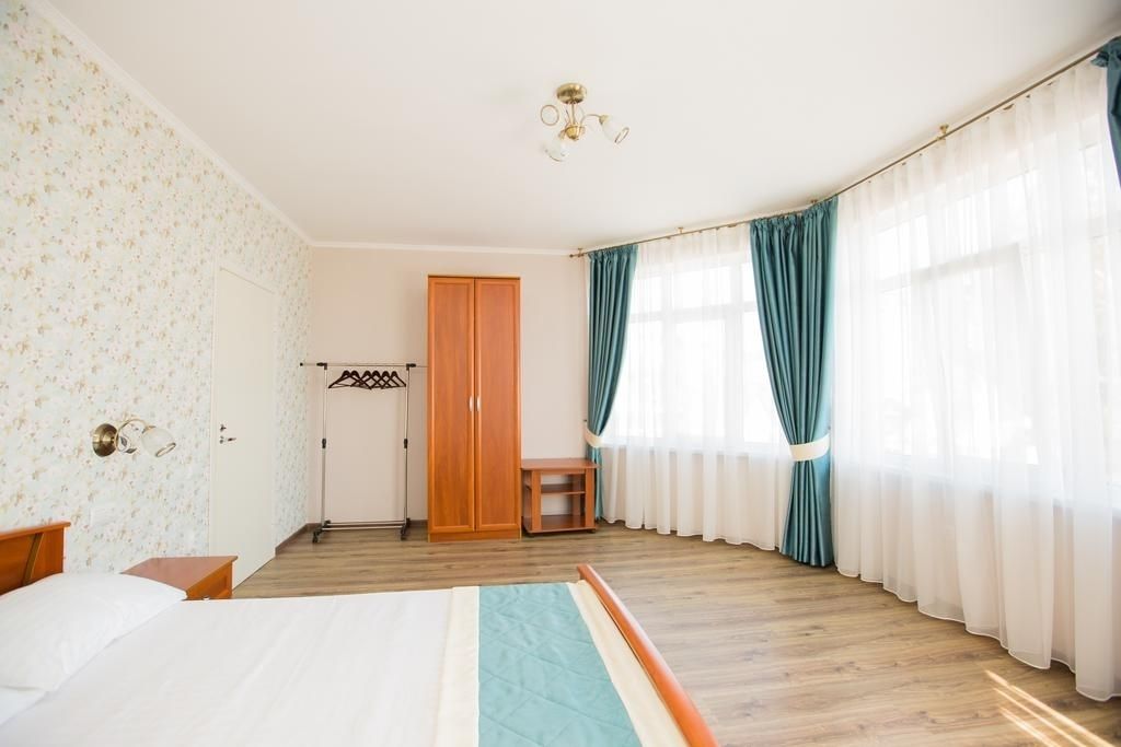 Habitación cuádruple familiar | Tabla de planchar con plancha, wifi gratis, ropa de cama