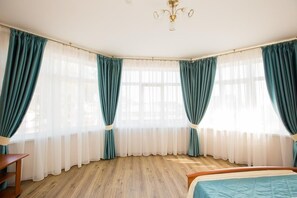 Habitación cuádruple familiar | Tabla de planchar con plancha, wifi gratis y ropa de cama