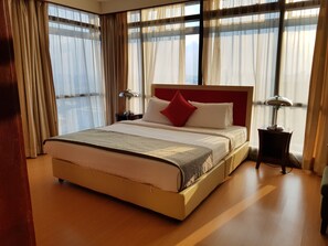 1 slaapkamer, een kluis op de kamer, een bureau, geluiddichte muren