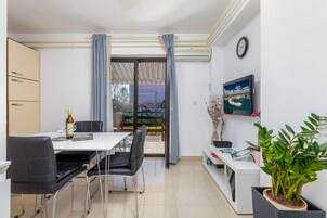 Apartamento, 2 habitaciones, terraza (A1) | Zona de estar | Una televisión de pantalla plana, juguetes