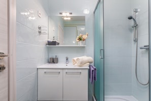 Apartment, 2 Bedrooms, Terrace (A2) | Bathroom | Shower, free toiletries, hair dryer, slippers - Dany Apartments (Fazana)