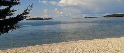 Vlak bij het strand, ligstoelen, parasols, massage op het strand