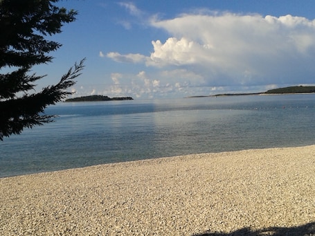 In Strandnähe, Liegestühle, Sonnenschirme, Massagen am Strand. Dany Apartments