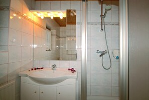 Bungalow (incl. 65 EUR Cleaning Fee) | Bathroom | Shower, soap, toilet paper