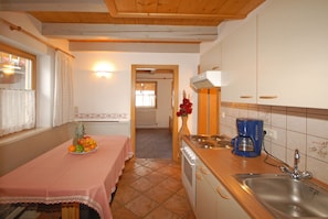 Bungalow (incl. 65 EUR Cleaning Fee) | Eigene Küche | Kühlschrank, Mikrowelle, Herdplatte, Wasserkocher mit Kaffee-/Teezubehör