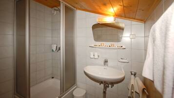 Apartment, 1 Bedroom (incl. 65 EUR Cleaning Fee) | Bathroom | Shower, soap, toilet paper