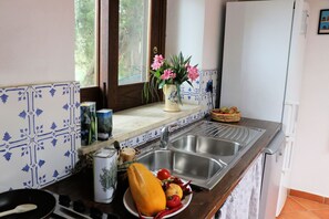Microwave, oven, dishwasher, coffee/tea maker